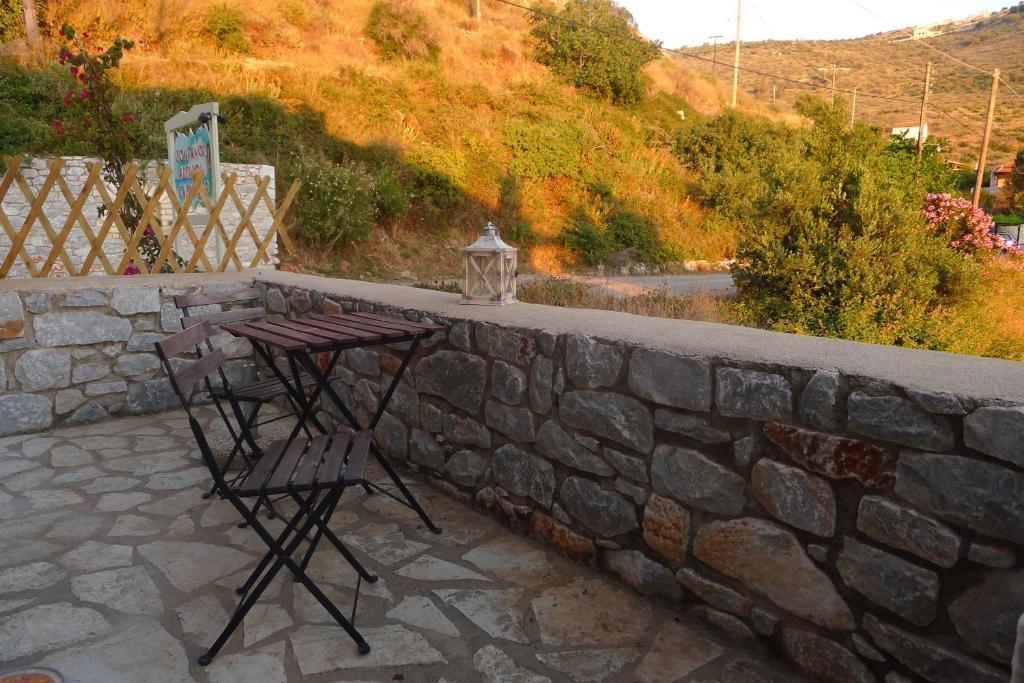 Kourmas Suites Limeni Room photo