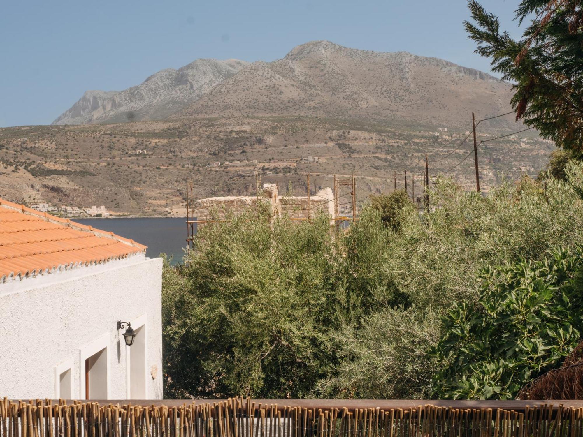 Kourmas Suites Limeni Exterior photo