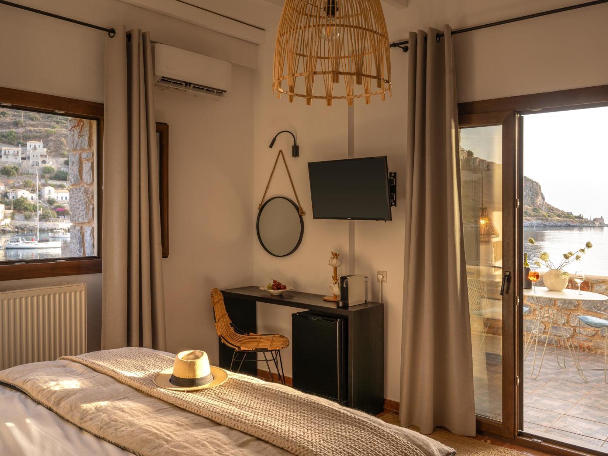 Kourmas Suites Limeni Exterior photo